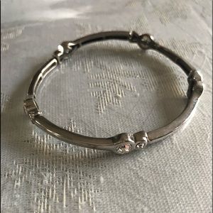 Stretch bracelet with clear stones